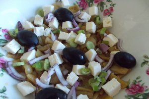 Salata de ardei copti, cu branza, ceapa si masline
