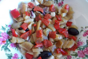 Salata de ardei copti, cu branza, ceapa si masline