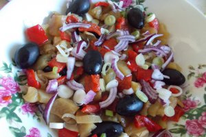 Salata de ardei copti, cu branza, ceapa si masline