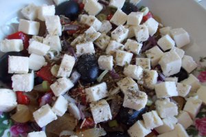 Salata de ardei copti, cu branza, ceapa si masline