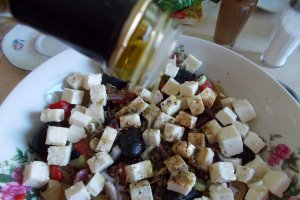 Salata de ardei copti, cu branza, ceapa si masline