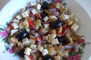 Salata de ardei copti, cu branza, ceapa si masline
