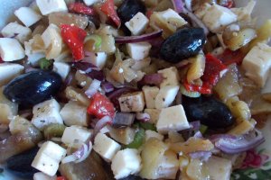 Salata de ardei copti, cu branza, ceapa si masline