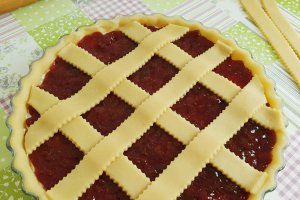 Desert crostata cu ricotta si marmelada de capsuni