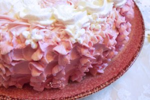 Desert tort cu alune de padure, ciocolata alba si trandafiri