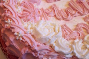 Desert tort cu alune de padure, ciocolata alba si trandafiri