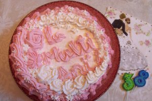 Desert tort cu alune de padure, ciocolata alba si trandafiri