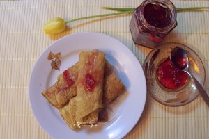 Desert clatite cu dulceata de trandafiri