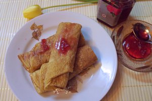 Desert clatite cu dulceata de trandafiri