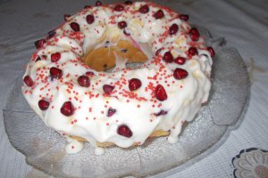 Desert guguluf din albusuri cu rodie si glazura de lamaie