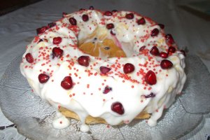 Desert guguluf din albusuri cu rodie si glazura de lamaie