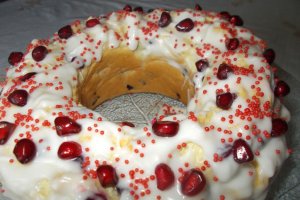 Desert guguluf din albusuri cu rodie si glazura de lamaie
