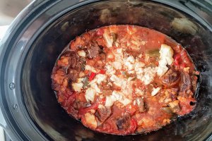 Carne de vita la slow cooker Crock-Pot cu ardei, rosii si branza Feta