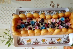 Desert cu piscoturi si fructe de padure