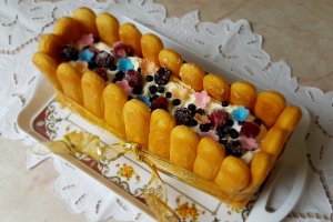 Desert cu piscoturi si fructe de padure
