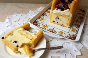 Desert cu piscoturi si fructe de padure