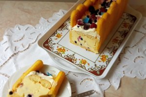 Desert cu piscoturi si fructe de padure