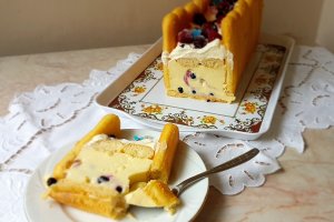 Desert cu piscoturi si fructe de padure