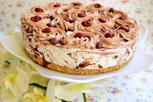 Desert cheesecake marmorat cu ciocolata si visine