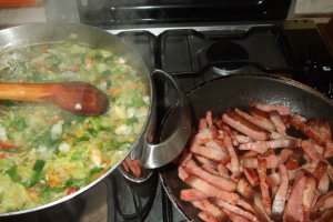 Ciorba de salata verde cu jumari de ou si costita