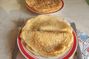 Desert clatite cu flori de salcam