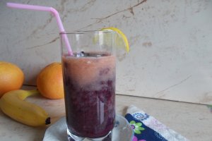 Smoothie cu grepfruit, banana si afine