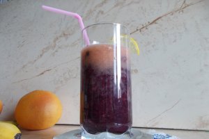 Smoothie cu grepfruit, banana si afine