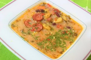 Supa de scoici, chorizo si fasole