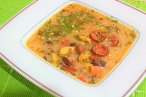 Supa de scoici, chorizo si fasole