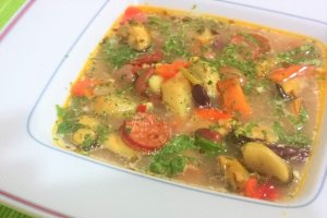 Supa de scoici, chorizo si fasole