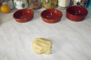 Desert mini tarte cu caramel si fructe
