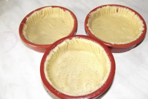 Desert mini tarte cu caramel si fructe
