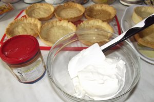 Desert mini tarte cu caramel si fructe