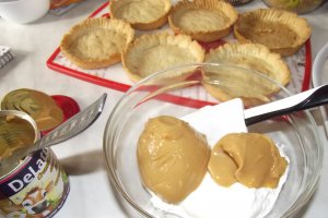 Desert mini tarte cu caramel si fructe