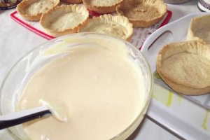 Desert mini tarte cu caramel si fructe