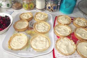 Desert mini tarte cu caramel si fructe