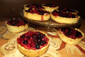 Desert mini tarte cu caramel si fructe
