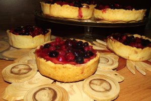 Desert mini tarte cu caramel si fructe