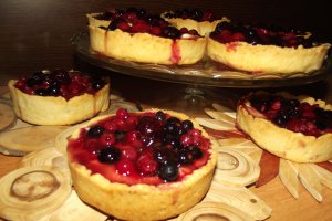 Desert mini tarte cu caramel si fructe
