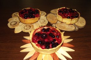 Desert mini tarte cu caramel si fructe