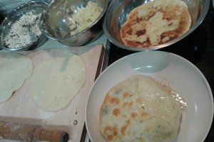 Aperitiv placinte cu branza si cartofi la tigaie