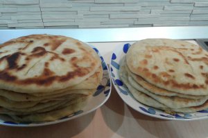 Aperitiv placinte cu branza si cartofi la tigaie