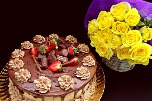 Desert tort cu doua creme de ciocolata si capsuni