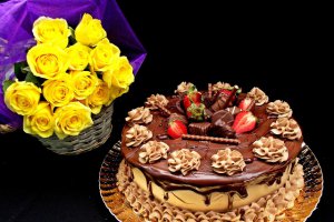 Desert tort cu doua creme de ciocolata si capsuni