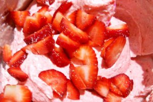 Desert tort cu doua creme de ciocolata si capsuni