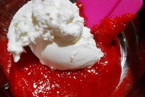 Desert tort cu doua creme de ciocolata si capsuni
