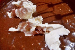 Desert tort cu doua creme de ciocolata si capsuni