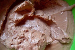 Desert tort cu doua creme de ciocolata si capsuni