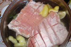 Gusa si costite de porc cu boia