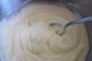 Desert tarta cu crema de vanilie si capsuni
